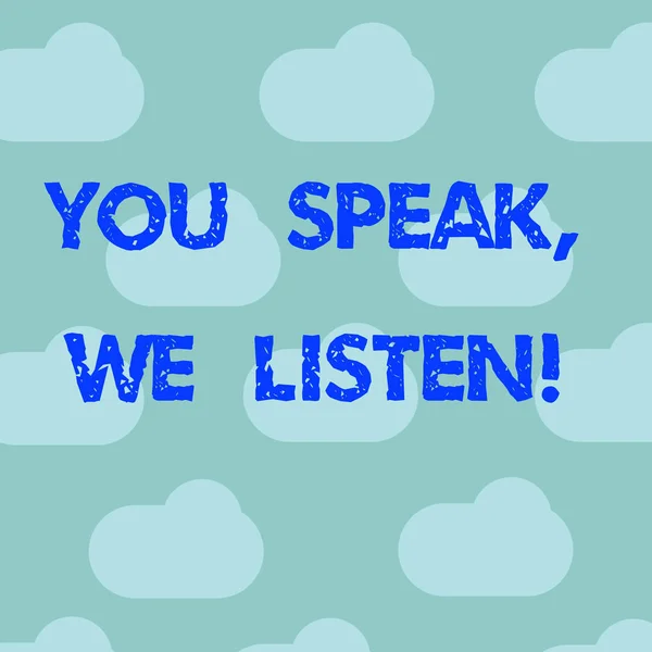 Szó szöveg írása Ön beszél hallgatunk. Üzleti koncepció a kommunikáció-mi az érzéseidet és poszter bemutató kártyákat kék ég felhők úszó ismételje meg üres hely adatai. — Stock Fotó