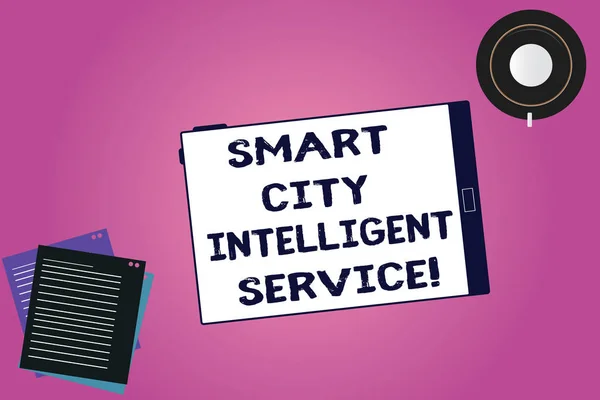 Handskrift text Smart City Intelligent Service. Begreppet mening ansluten tekniska moderna städer tablett tom skärm kopp tefat och Filler lakan på Blank färgbakgrund. — Stockfoto