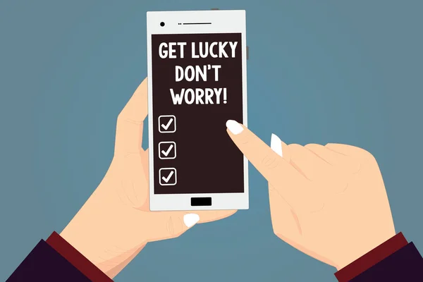 Word metin almak şanslı Don T Worry yazma. İş kavramı için endişelenmeyi bırak ve bir şans şans başarı Hu analiz ellerini tutarak işaret dokunmadan Smartphone boş renkli ekran. — Stok fotoğraf