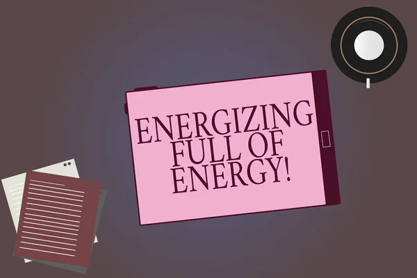 Концептуальное почерк показывает Energizing Full Of Energy. Демонстрация бизнес фото Фокус заряжен энергией, мотивированной планшетного экрана блюдце и наполнителя листов на цветном фоне . — стоковое фото