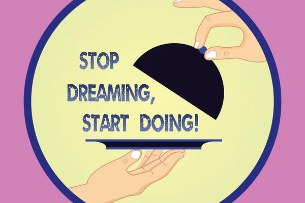 Escribir nota que muestra Stop Dreaming Start Doing. Exhibición de fotos de negocios Ponga sus sueños en acción Materializarlo Análisis de Hu Manos Sirviendo Bandeja Bandeja y Levantando la Tapa . — Foto de Stock