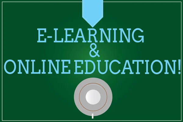 E-Learning und Online-Bildung. Konzept bedeutet Fernstudium digitalen Online-Unterricht Kaffeetasse Untertasse von oben Ansicht Foto Reflexion auf leere Farbe Snap Planer. — Stockfoto