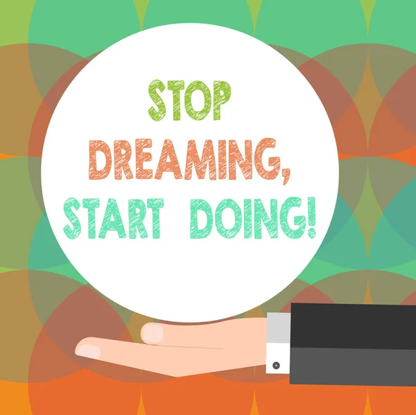 Word tekst intoetsen Stop Dreaming Start doen. Bedrijfsconcept voor Put je dromen in daden materialiseren het Hu analyse Hand in pak die aanbieden leeg effen kleur cirkel voor Logo Posters. — Stockfoto