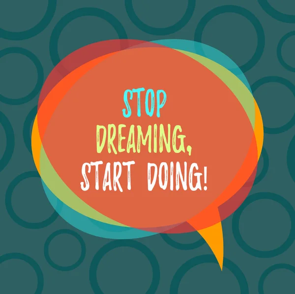 Пишу записку, показывающую Stop Dreaming Start Doing. Внесите свои мечты в действие Материализуйте его пустой пузырь речи фото и стопка прозрачного пересечения круга . — стоковое фото