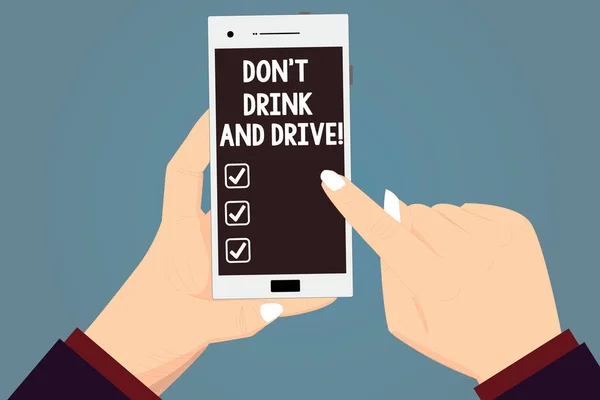 Текст слова Don T Drink And Drive. Бизнес-концепция для не принимать алкогольные напитки, если вы за рулем Ху анализа руки холдинг указывание касаясь смартфона пустой цветной экран . — стоковое фото