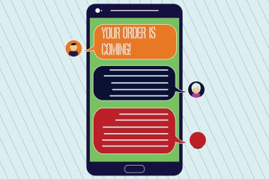El yazısı metin sipariş geliyor. Ürün yol satınalma ürünleri cep Messenger ekranı sohbet başkanları ve boş renk konuşma balonları ile nakliye anlam kavramı.