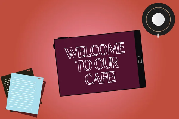 Tekstskilt som viser Velkommen til vår kafe. Begrepsfoto som viser restaurantens oppmerksomhet Tablett, tom pokalskål og filterblad på tom farge Bakgrunn . – stockfoto