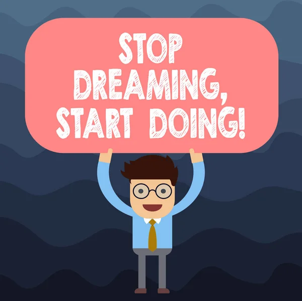 Signo de texto que muestra Stop Dreaming Start Doing. Foto conceptual Pon tus sueños en acción Materialízalo Hombre de pie sosteniéndose por encima de su cabeza Tablero de color rectangular en blanco . — Foto de Stock