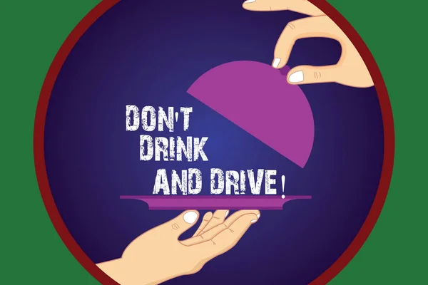 Schrijven van notitie weergegeven: Don T drinken en rijden. Zakelijke foto presentatie Neem geen alcoholische dranken als u rijden Hu analyse handen bedienen lade Platter en de deksel. — Stockfoto