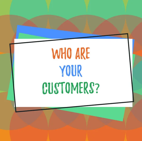 Text tecken visar vem är din Customersquestion. Konceptuella foto vet din leder klienter Business analysisagement högen av Blank rektangulär beskrivs olika färg konstruktion papper. — Stockfoto