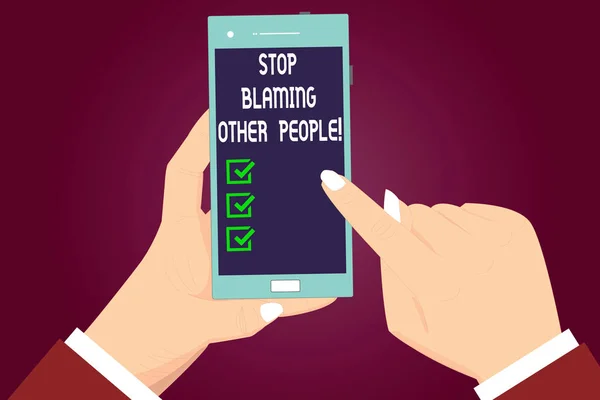 Escrevendo uma nota mostrando Stop Blaming Other People. Exibição de fotos de negócios Não faça desculpas assumir suas falhas culpa Análise de Hu Mãos Segurando Apontando Smartphone Tela de cor em branco . — Fotografia de Stock