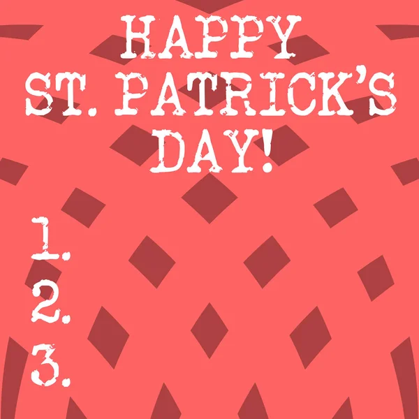 Koncepcyjne w zapasie pismo, Wyświetlono Happy St Patrick S jest dzień. Biznes Fotografia formacie prezentującym Irlandii celebracja zielony lucky charms i koniczyny wzór kwadratów w krzywej liniowej układ półtonów zdjęcie. — Zdjęcie stockowe