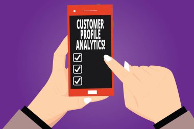 Müşteri profili Analytics gösterilen metin işareti. Kavramsal fotoğraf müşteri profili veya hedef pazar analizi Hu analiz ellerini tutarak işaret dokunmadan Smartphone boş renkli ekran.