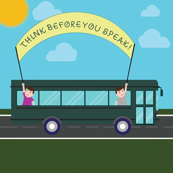 Концептуальный почерк показывает "Думай, прежде чем говорить". Текст бизнес-фото Рассмотрите, что вы собираетесь сказать, прежде чем сделать это два ребенка внутри школьного автобуса держа баннер с палкой . — стоковое фото