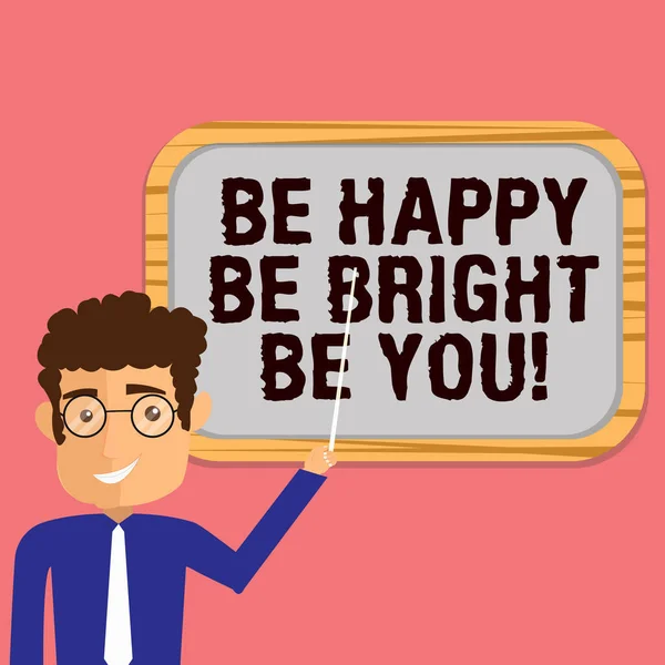 Scrittura a mano concettuale che mostra Be Happy Be Bright Be You. Business photo showcase fiducia in se stessi buon atteggiamento godere allegro Man Holding Stick puntando a parete bianco bordo di colore . — Foto Stock