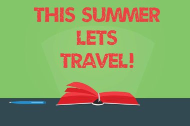 Bu yaz seyahat sağlar gösterilen Not yazma. Kalem ve ışık ışını göze batan ile yolculuk davet tatil güneşli sezon yılın tablo üzerinde renk kitap sayfaları vitrine iş fotoğraf.