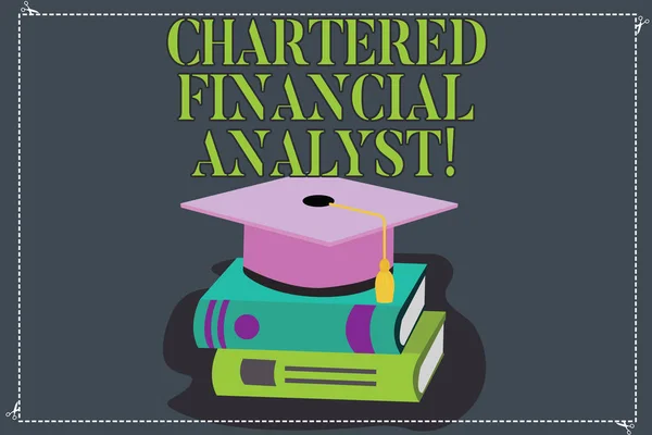 Írásbeli Megjegyzés Chartered Financial Analyst mutatja. Üzleti fénykép befektetési és pénzügyi szakemberek színes ballagási kalap címer bemutató 3d tudományos könyvek sapka. — Stock Fotó