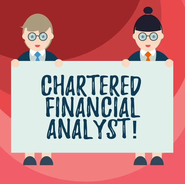 Sinal de texto mostrando Chartered Financial Analyst. Foto conceitual Investimento e profissionais financeiros Masculino e Feminino em Uniforme Permanente Segurando em Branco Placard Banner Espaço Texto . — Fotografia de Stock