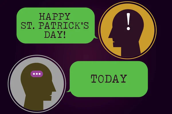 Tekst teken weergegeven: Gelukkige St Patrick S Is dag. Conceptuele foto Ierland viering groene Gelukssymbolen en klaverblaadjes Messenger Room met Chat hoofden Speech Bubbles leestekens Mark pictogram. — Stockfoto