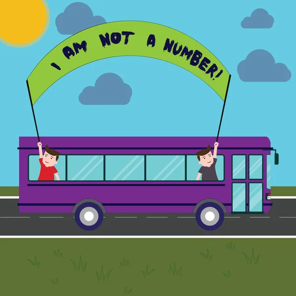 Piśmie Uwaga Wyświetlono I numer A nie jestem. Biznesowe zdjęcie prezentujący równości walczą o swoje prawa indywidualność szacunek dwa dzieci wewnątrz autobusu szkolnego trzymając się transparent z kijem na wycieczkę. — Zdjęcie stockowe