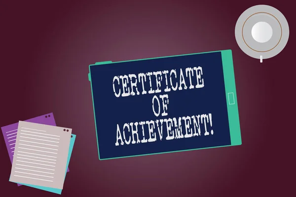 Word tekst intoetsen Certificate Of Achievement. Businessconcept voor verklaart dat een demonstreren uitzonderlijk goed gedaan Tablet leeg scherm Cup schotel en Filler bladen op lege kleur achtergrond. — Stockfoto