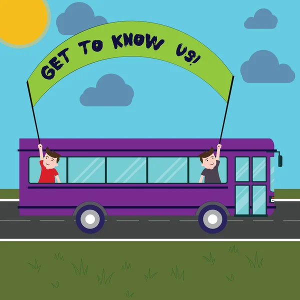 Schreiben Notiz zeigt uns kennen zu lernen. Business-Foto zeigt verbindende Bindungserfahrungen und Informationen zwei Kinder im Schulbus, die auf einem Tagesausflug ein Banner mit Stick hochhalten. — Stockfoto