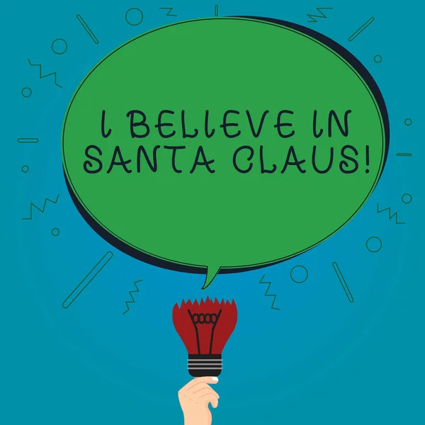 Znak textu zobrazeno jsem věřit v Santa Claus. Konceptuální fotografie mít víru v dětství vánočních svátků prázdné oválný barva řeči bublina nad Broken žárovka ikonou selhala Idea. — Stock fotografie