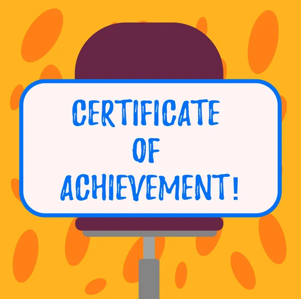 Schrijven van notitie weergegeven: Certificate Of Achievement. Zakelijke foto presentatie verklaart dat een demonstreren uitzonderlijk goed gedaan lege rechthoekige Shape Sticker zitten horizontaal op een draaistoel. — Stockfoto