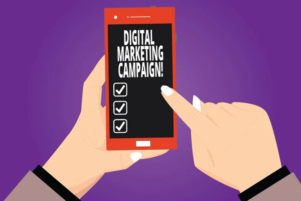 Κείμενο πινακίδα που δείχνει την ψηφιακή καμπάνια μάρκετινγκ. Εννοιολογική φωτογραφία Online εμπορία προσπάθεια να διαφημίσει μάρκα Hu ανάλυση χέρια κρατώντας επισημαίνοντας αγγίζοντας Smartphone κενή οθόνη χρώματος. — Φωτογραφία Αρχείου