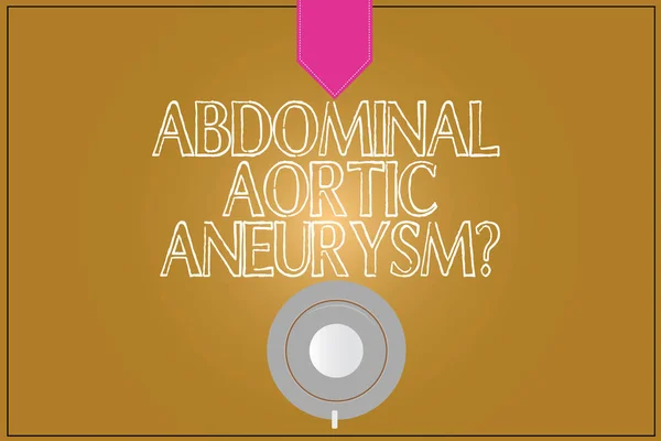 Sinal de texto mostrando Aneurisma Aórtico Abdominal. Foto conceitual conhecendo a ampliação da aorta Xícara de café Saucer Top View photo Reflexão sobre a cor em branco Snap Planner . — Fotografia de Stock