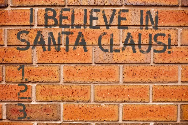 Escritura manual conceptual que muestra Creo en Santa Claus. Exhibición de fotos de negocios Para tener fe en la Navidad Vacaciones infancia . —  Fotos de Stock