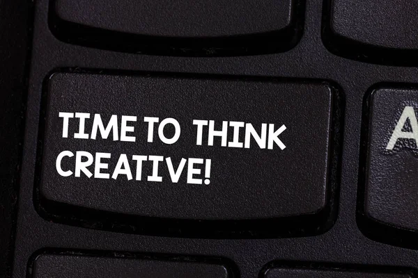Pisanie, Wyświetlono czas aby pomyśleć kreatywnych pojęciowy ręcznie. Biznesowe zdjęcie prezentujący kreatywność myślenia klawisz na klawiaturze inspiracji zamiar utworzyć komputera wiadomość pomysł oryginalne pomysły. — Zdjęcie stockowe
