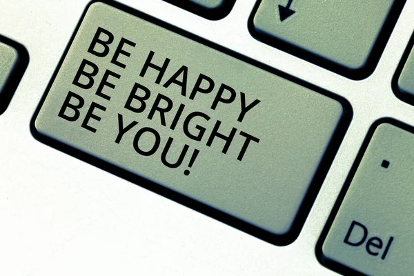 Scrivere una nota che mostra Be Happy Be Bright Be You. Business photo showcase fiducia in se stessi buon atteggiamento godere allegro tasto tastiera Intenzione di creare messaggio del computer premendo idea tastiera . — Foto Stock