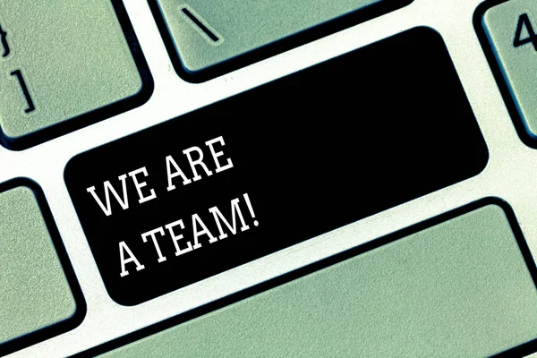 Texto escrito por palavra We Are A Team. Conceito de negócio para trabalhar em conjunto para alcançar uma visão comum ou objetivos Teclado chave Intenção de criar mensagem de computador pressionando ideia teclado . — Fotografia de Stock