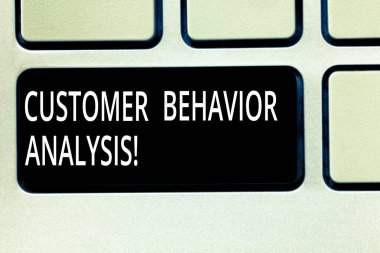 Müşteri davranış analizi gösterilen Not yazma. Tuş takımı fikir tuşuna basarak bilgisayar ileti oluşturmak için ürünler klavye tuşu niyeti kullanan tüketicilerin satın alma davranışı sergileyen iş fotoğraf.