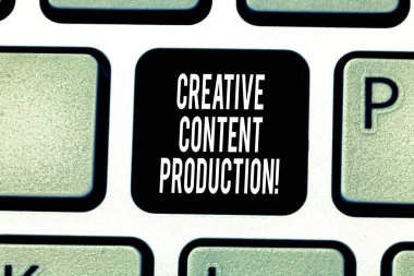 Yaratıcı içerik üretimi yazma el yazısı metin. Gelişmekte olan ve görsel veya yazılı oluşturma kavramı varlıkları klavye tuş takımı fikir tuşuna basarak bilgisayar ileti oluşturmak için niyet anahtar.