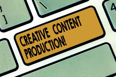 Metin yazma yaratıcı içerik üretimi kelime. İş kavramı gelişmekte olan ve görsel veya yazılı kıymet klavye tuşuna basarak tuş takımı fikir bilgisayar ileti oluşturmak için niyet oluşturmak için.