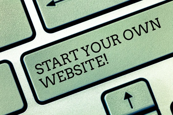 Writing Obs visar starta din egen hemsida. Företag foto skylta tjäna som förlängning av ett visitkort en personlig webbplats tangent avsikt att skapa dator meddelande genom att trycka på knappsatsen idé. — Stockfoto