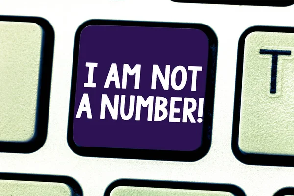 Texto de escrita de palavras I Am Not A Number. Conceito de negócio para a igualdade lutando por seus direitos individualidade respeito Teclado chave Intenção de criar mensagem de computador pressionando ideia teclado . — Fotografia de Stock