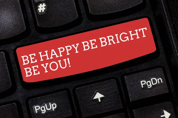 Scrivere una nota che mostra Be Happy Be Bright Be You. Business photo showcase fiducia in se stessi buon atteggiamento godere allegro tasto tastiera Intenzione di creare messaggio del computer premendo idea tastiera . — Foto Stock