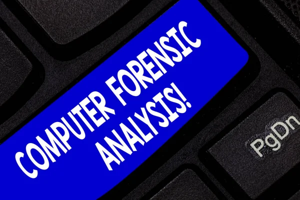 Segno di testo che mostra Computer Forensic Analysis. Prove fotografiche concettuali trovate nei computer e nei supporti di memorizzazione Tastiera Intenzione di creare messaggi per computer premendo l'idea della tastiera . — Foto Stock