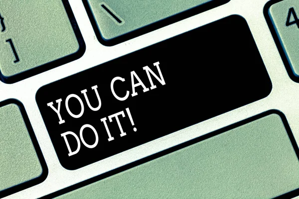 Texto de escritura de palabras que usted puede hacerlo. Concepto de negocio para la confianza y dispuesto a hacer frente a los problemas o nuevas tareas Teclado clave Intención de crear mensaje de ordenador pulsando el teclado idea . — Foto de Stock
