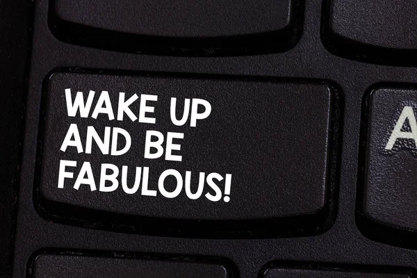 Conceptuele hand schrijven weergegeven: Wake Up en worden Fabulous. Zakelijke foto presentatie van motivatie inspiratie aanmoediging voor grote toets op het toetsenbord te willen maken van computer bericht idee. — Stockfoto