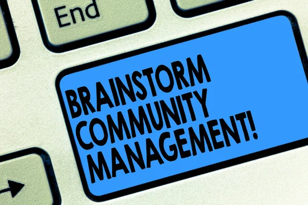 Text tecken visar Brainstorm Community Management. Konceptuell foto organisera och föreslå business strategi tangent avsikt att skapa dator meddelande genom att trycka på knappsatsen idé. — Stockfoto