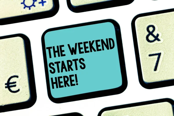 Handgeschreven tekst The Weekend begint hier. Begrip betekenis van de finale van de week begint vrijdag partij viering toets op het toetsenbord te willen maken van computer bericht op idee van het toetsenbord te drukken. — Stockfoto
