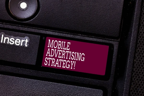 Ordet skriver text mobil reklamstrategi. Affärsidé för marknadsföring verksamhet till grunden mobil enhet användaren tangent avsikt att skapa dator meddelande genom att trycka på knappsatsen idé. — Stockfoto