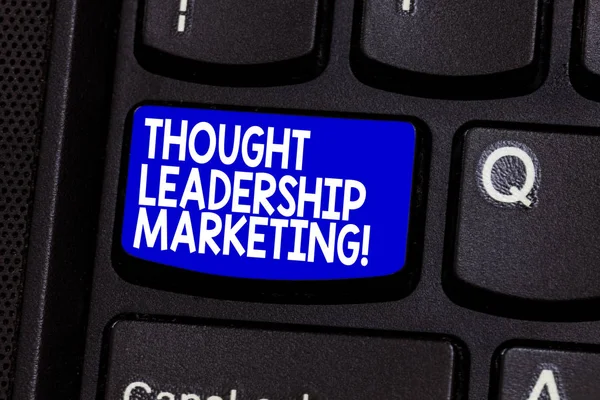 Текст для написания слов Thought Leadership Marketing. Бизнес-концепция для искусства превращения вашей компании в лидера в создании идеи клавиатурной клавиатуры для нажатия на сообщение компьютера . — стоковое фото