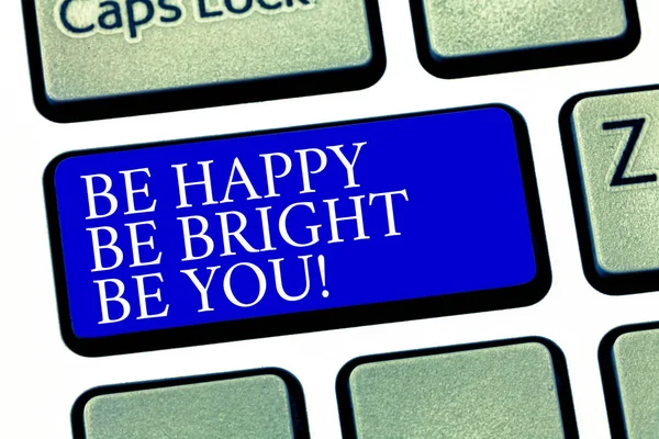 Sinal de texto mostrando Be Happy Be Bright Be You. Foto conceitual Autoconfiança boa atitude desfrutar alegre Teclado chave Intenção de criar mensagem de computador pressionando ideia teclado . — Fotografia de Stock