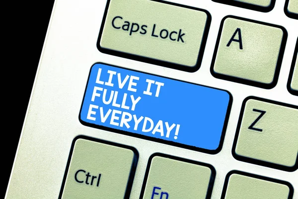 Escribiendo nota que muestra Live It Fully Everyday. Exhibición de fotos de negocios Ser optimista disfrutar de la vida Felicidad Teclado con éxito La intención de crear la idea de teclado de mensaje de ordenador . — Foto de Stock