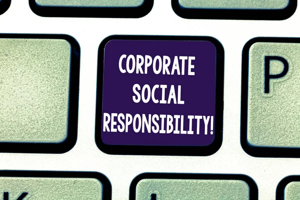 기업의 사회적 책임을 보여주는 글을 참고. 비즈니스 사진 내부 조직의 정책이 나 전략 키보드 키 누르면 키패드 아이디어 컴퓨터 메시지를 만들 의도 보여주는. — 스톡 사진